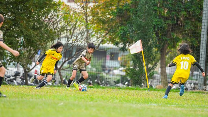 LCFC雙胞胎李莉帆、李莉妃不畏懼和男生拚搶。（圖：台灣山葉機車提供） 